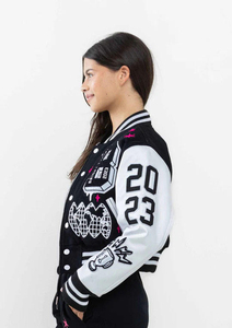 Chaquetas Varsity para Mujer con Bordado Chenille de Alta Calidad de Fabricante OEM - Chaquetas de Invierno Personalizadas con Exterior de Algodón, Resistentes al Viento y Transpirables - Product Image 4