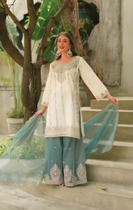 Conjunto de top listo para usar con bordado de seda Fandy y adornos de moti, pantalón palazzo completamente cosido y dupatta con bordado de seda Fandy. - Product Image 2