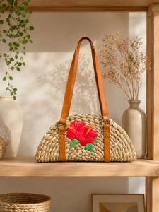 กระเป๋า HIBISCUS กระเป๋าถือสานมือจากผักตบชวา พร้อมตกแต่งด้วยเชือกถักแบบมาคราเม่ กระเป๋าสะพายไหล่สานธรรมชาติ เป็นมิตรกับสิ่งแวดล้อม สไตล์โบโฮ เหมาะสำหรับไปทะเลหรือช้อปปิ้ง - Product Image 2