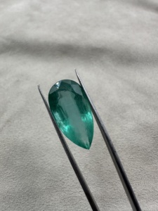 Esmeralda natural de gran tamaño, corte pera, piedra suelta de 13.48 quilates, verde pulido, para la elaboración de joyas. - Product Image 1