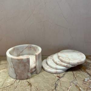 Juego de posavasos redondos de mármol blanco para proteger la mesa de comedor, con superficie de piedra resistente al calor y elegante empaque de regalo. - Product Image 5