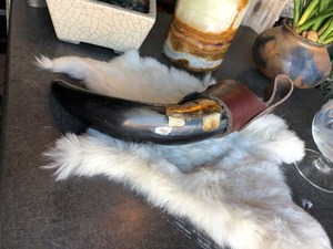 Corne à boire Viking en buffle 100% naturelle avec étui en cuir et design marteau en laiton, idéale pour la bière et l'eau, qualité supérieure - Product Image 2