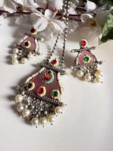 Elegante conjunto de collar largo Kundan Fusion con pendientes a juego, elaborado con un diseño étnico tradicional. - Product Image 2