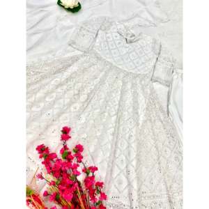 Vestido Anarkali de Diseño Artesanal con Corte en A, Pantalón y Dupatta, Cintura Imperio, Tela de Organza, Estilo Festivo - Product Image 2