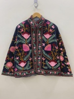 Chaqueta de terciopelo Suzani de moda, abrigo de invierno bordado floral hecho a mano, chaqueta Suzani bohemia personalizada