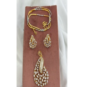 Collier pendentif élégant en or poli de qualité supérieure avec pierres CZ, accompagné de boucles d'oreilles, pour les soirées, pour femmes. - Product Image 2