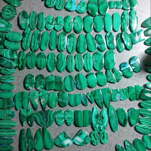 Pierres de malachite naturelle polies, éclats de cristal de malachite pour la guérison par le Reiki, décoration, vente en gros de cristaux - Product Image 1