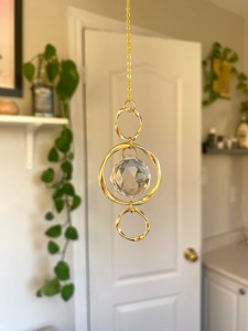 Atrapasueños redondo de cuatro capas de oro y cristal, decoración colgante de lujo para ventana y decoración del hogar, hecho a mano en India. - Product Image 2