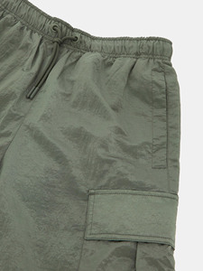 Pantalon cargo tactique en nylon style streetwear avec logo personnalisé, coupe ample, pantalon parachute pour homme - Product Image 3