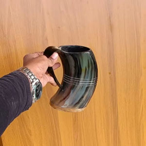 Jarra de Cuerno de Búfalo Pulido con Nudos Grabados para Festivales Renacentistas - Product Image 2