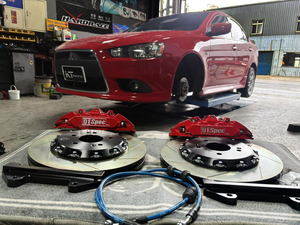 Kit de frenos delanteros D1Spec para Mitsubishi Lancer Evolution, pinzas rojas con rotores y líneas - Product Image 1