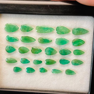 พลอยมรกตธรรมชาติจากแซมเบีย รูปทรงลูกแพร์ น้ำหนัก 18.67 กะรัต คุณภาพดี สีเขียวสวยงาม เงางาม ขัดเงาอย่างสมบูรณ์แบบ เหมาะสำหรับทำเครื่องประดับ - Product Image 5