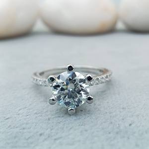 D'VINS JEWELS Anillo de Compromiso Clásico para Mujer con Diamante de Corte Brillante en Plata 925 Certificado por IGI, Engaste de Puntas y Banda Pavé - Product Image 1