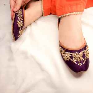 Zapatos Khussa para Mujer con Pedrería de Color Morado, Multicolor, Bordados para Boda, Estilo Punjabi, Khussa Tradicional al por Mayor - Product Image 1