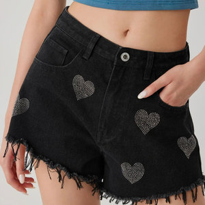 Short en jean noir taille haute avec embellissements en sequins en forme de cœur, ourlet effiloché, style cinq poches, fermeture boutonnée, tenue décontractée - Product Image 2