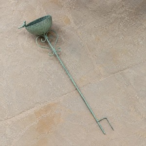 Bain d'oiseaux classique en fer forgé pour jardin, patio, design élégant, base robuste, attirant les oiseaux, avec réservoir d'eau pour l'alimentation des oiseaux. - Product Image 4