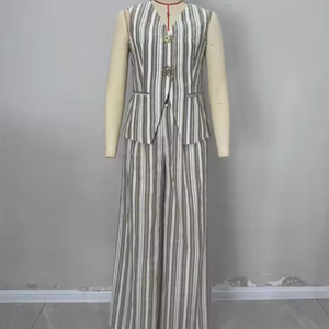 Ensemble rayé 2 pièces pour femme : haut sans manches boutonné et pantalon large - Product Image 2
