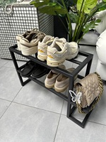 Étagère à chaussures d'angle peu encombrante, organisateur vertical multi-niveaux, étagères rondes, design compact, structure robuste, idéal pour l'entrée