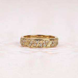 แหวนเพชรทรงกลมแบบ Eternity Band ลายใบไม้สลักลายดอกไม้ เพชรเพาะเลี้ยงในห้องปฏิบัติการ แหวน Eternity Band เต็มวง ทองคำแท้ 10k สำหรับงานหมั้นหรืองานเลี้ยง - Product Image 1