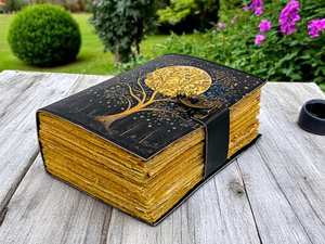 สมุดบันทึกปกหนังลายต้นไม้แห่งชีวิต Herb Heritage 200 แผ่น |   สมุดคาถาทำมือสำหรับการสะกดจิตดวงจันทร์ |   ตัวล็อกแบบโบราณ | - Product Image 1