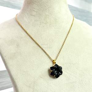 จี้รูปดอกไม้แบล็คออนิกซ์ AAA สร้อยคอคริสตัลรูปดอกไม้สำหรับผู้หญิง จี้พลอยแบล็คออนิกซ์แกะสลักด้วยมือ เครื่องประดับทำมือ - Product Image 3