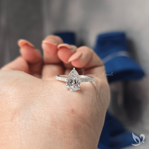 Bague de fiançailles élégante en or blanc 10K avec diamant de laboratoire en forme de poire de 2 carats, sertie pavé style cathédrale, certifiée IGI - Product Image 5