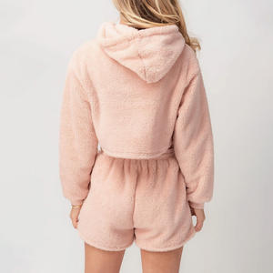 ชุดเซ็ตฮู้ดดี้ครอปและกางเกงขาสั้นสำหรับผู้หญิง พิมพ์โลโก้ตามสั่ง แฟชั่นทันสมัย ชุดลำลอง ชุดออกกำลังกาย รับผลิตแบบ OEM ODM ขายส่ง - Product Image 5