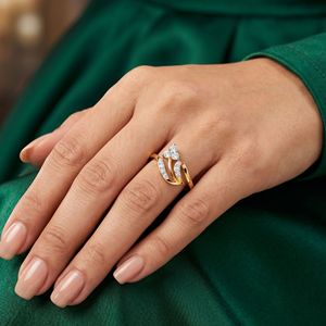 Bague moderne en diamant, or jaune et or bicolore, sertie de trois diamants, bague de promesse pour petite amie - Product Image 2