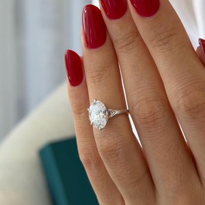 แหวนเพชรทรงรี 3 กะรัต E VVS2 แบบหกขา แหวนหมั้นแบบ Low Set Split Shank Solitaire ทองคำขาว 14k รับรองโดย IGI - Product Image 6