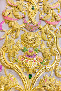 La nouvelle jupe pour Notre-Dame de l'Amour et de l'Espoir a été présentée lors d'un événement qui a commencé à 19h00. Jupe brodée à la main, costumes de cérémonie. - Product Image 3