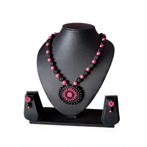 Ensemble de bijoux en résine sur le thème des fleurs avec perles roses et noires, boucles d'oreilles assorties, design de pendentif circulaire - Product Image 1