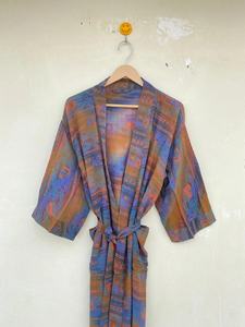 Robe Kimono Bleue Recyclée en Soie 100% Col V avec Cordon de Serrage – Idéale pour la Vie Quotidienne, Cadeau d'Anniversaire Parfait pour Elle, Tenue de Plage Été Automne Printemps - Product Image 3