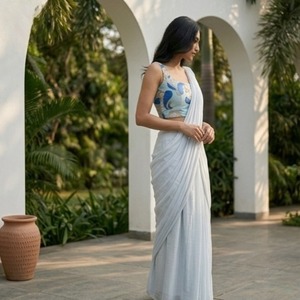 Sari de Chifón con Volantes, Elegante Drapedado y Toque Femenino - Product Image 2