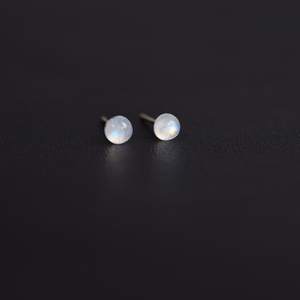 Pendientes pequeños de piedra lunar arcoíris, plata de ley, joyería de piedra lunar, piedra de nacimiento de junio, pendientes de piedras preciosas, regalo para ella - Product Image 1