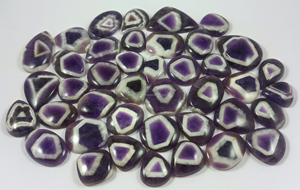 Venta al por mayor de piedras preciosas sueltas de amatista en forma de chevron, disponibles junto con piedras cabujón de alta calidad para la fabricación de joyas. - Product Image 4