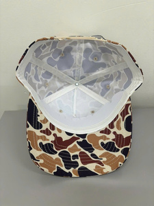 Casquette de baseball structurée à 5 panneaux en cuir personnalisé camouflage pour adulte, idéale pour l'extérieur, fabriquée en usine au Vietnam, par Classic Apparel - Product Image 2
