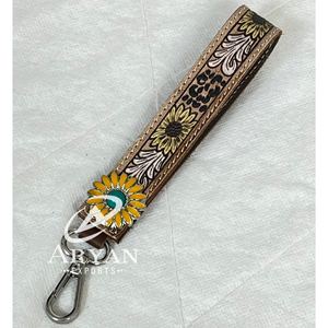 พวงกุญแจหนังวัวแท้ลายดอกทานตะวัน งานแฮนด์เมด พร้อมจี้ Concho สไตล์คาวบอยตะวันตก ของขวัญสุดพิเศษ (OEM ODM) - Product Image 1
