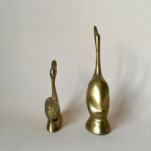 Paire de cygnes en laiton faits à la main, sculpture élégante en métal d'oiseaux aquatiques, statue décorative d'oiseau, décoration de luxe pour la maison, accent de table - Product Image 5