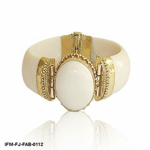 Bracelet jonc à charnière en émail crème style vintage avec finition or antique et centre en cabochon ovale - Product Image 4