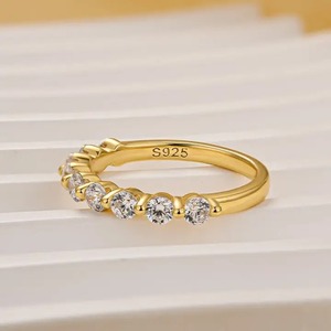 Bague de mariage classique en moissanite 925, coupe demi-rond, en argent sterling plaqué or blanc et jaune pour femmes. - Product Image 2