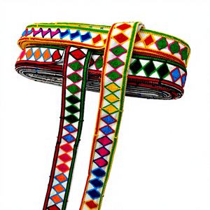 ผ้าลูกไม้กัมธีสีสันสดใสพร้อมลวดลายปักประณีต ใช้กันอย่างแพร่หลายสำหรับขอบผ้าส่าหรีและชุดงานเทศกาล - Product Image 1