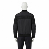 Blouson bomber zippé pour homme noir à col montant avec logo tonal en relief sur le devant, séchage rapide, respirant, style streetwear décontracté, OEM ODM Vente en gros