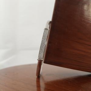 Brazalete de Barra Plateada con Diseño Geométrico, Elegante y Moderno, con Micro Pavé de Diamantes, Joyería para Mujer, Regalo - Product Image 3