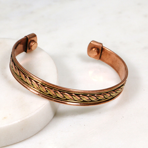 Bracelet magnétique artisanal en laiton et cuivre mélangés, réglable, style bohème ethnique pour femmes - Product Image 1