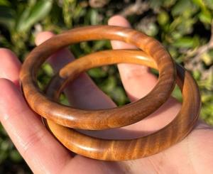 Bracelets en bois élégants et modernes imperméables pour femmes, lisses et polis, personnalisables, conçus pour la mode quotidienne et les fêtes - Product Image 4