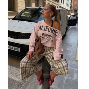 Women's Asymmetric Off-Shoulder Sweatshirt <b>Pink</b> Letter Print Drop-Shoulder <b>Long</b> <b>Sleeve</b> Oversized Knitted <b>Top</b> Casual Style - Product Image 5