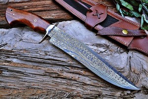 Cuchillo Bowie Artesanal para Camping en Acero de Damasco con Mango de Madera de Nogal y Funda de Cuero - Product Image 5