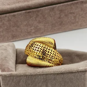 Anillo envolvente de malla ancha con diseño de celosía, chapado en oro audaz, para mujer, joyería de dedo de lujo y estilo llamativo - Product Image 1