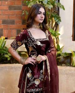 Ensemble prêt-à-porter entièrement cousu en velours de viscose avec broderie et travail de sequins, comprenant un haut, un pantalon Sharara et un dupatta. - Product Image 3