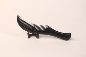 ZONE ARTISANALE Peigne démêlant moderne en corne de buffle naturelle, écologique et fait main, en forme de décoration de mariage de l'Uttar Pradesh - Product Image 5